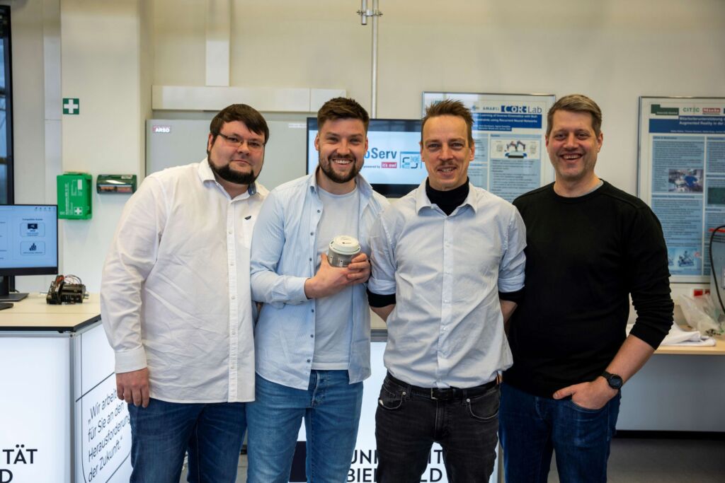 So lassen sich Machinendaten automatisiert erheben und nutzbar machen 2 Gemeinsam zum Ökosystem (v.l.n.r.): Rafael Schroeder (Remmert), Dennis Quirin (Uni Bielefeld), Dr. Magnus Redeker (Fraunhofer IOSB-INA) und Dr. Marc Hesse (Uni Bielefeld)