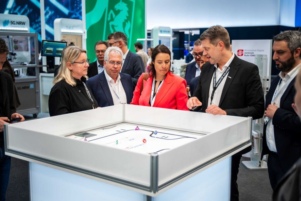 So lassen sich Machinendaten automatisiert erheben und nutzbar machen 3 Auf der Hannover Messe hat das it's OWL Projekt I4.0AutoServ anhand eines Demonstrators präsentiert, wie das Industrie-4.0-Ökosystem funktioniert.