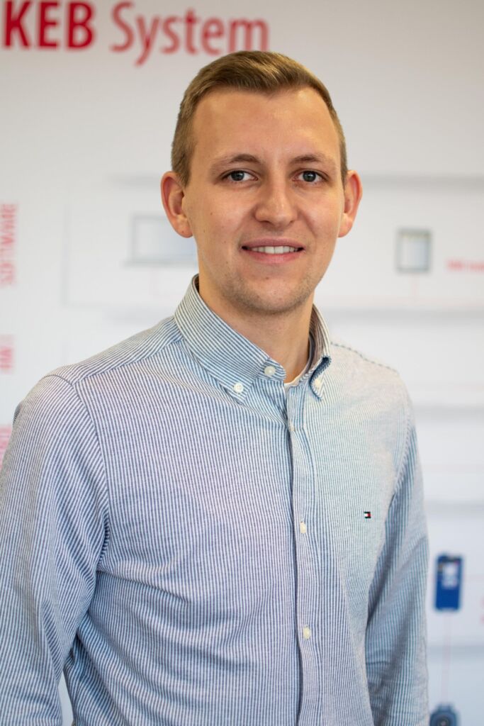 Intelligente Antriebe bewegen die Automatisierungstechnik 7 Intelligente Antriebslösungen machen
es möglich, Anlagen modular aufzubauen und zu vernetzen.
Fabio Husmann
KEB Automation