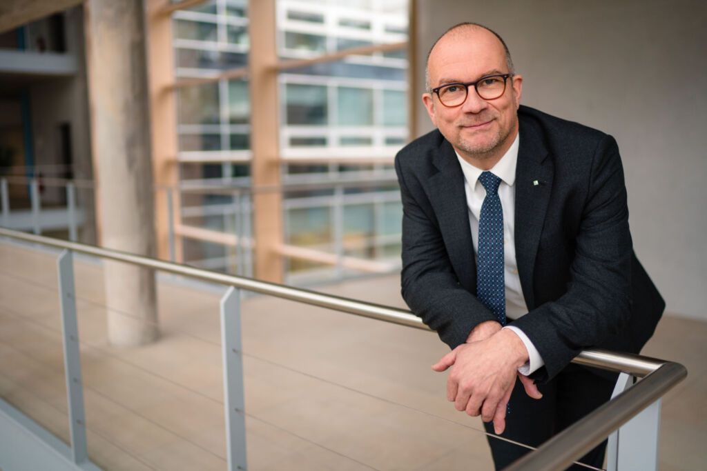 Industrielle Zeitenwende: Der Mensch im Mittelpunkt 1 Das IAO hat das Thema, wo der Mensch in
der Industrie bleibt, nie aus den Augen verloren.
Prof. Oliver Riedel, Leiter des Fraunhofer-Instituts IAO und Leiter des Universitäts-Instituts für Steuerungstechnik in Stuttgart