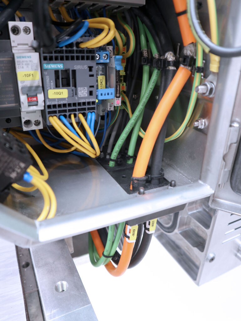 Montagefreundlich 2 Bildmaterial zu dem Anwenderbericht RICO / CABseal (AT).
Anwenderberichte, Anwendungsbild, Kabeldurchführung, Anwenderbericht RICO, CABseal, RICO, Unternehmen RICO, Computer, Computer Hardware, Electronics, Hardware, Wiring
Bildmaterial zu dem Anwenderbericht RICO / CABseal (AT).