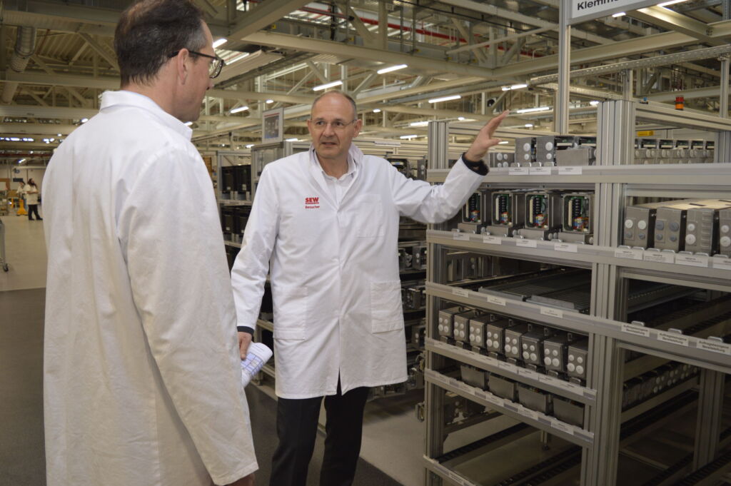 Gerüstet für 1.200.000 Geräte 2 Im Elektronikwerk von SEW-Eurodrive in Bruchsal werden z.B. Frequenzumrichter, Servoregler oder Motorstarter produziert.