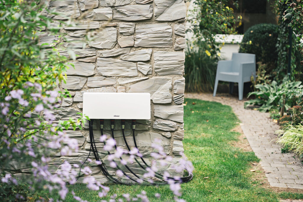 Smartes Duo für Draußen 1 Per App oder KNX bewässert Jardana verschiedene Zonen im Garten individuell.