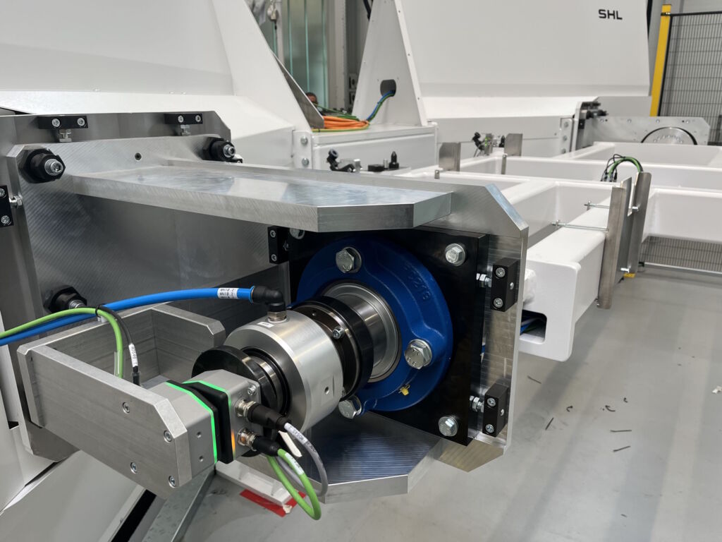 SHL nutzt NearFi-Technologie zur Automatisierung von Drehtischen 4 Drehachse mit NearFi-Koppler: Die NearFi-Koppler übertragen Energie- und Echtzeit-Ethernet-Daten auch bei rotierenden Anwendungen
kontaktlos; eine exakte Zentrierung erübrigt sich damit.