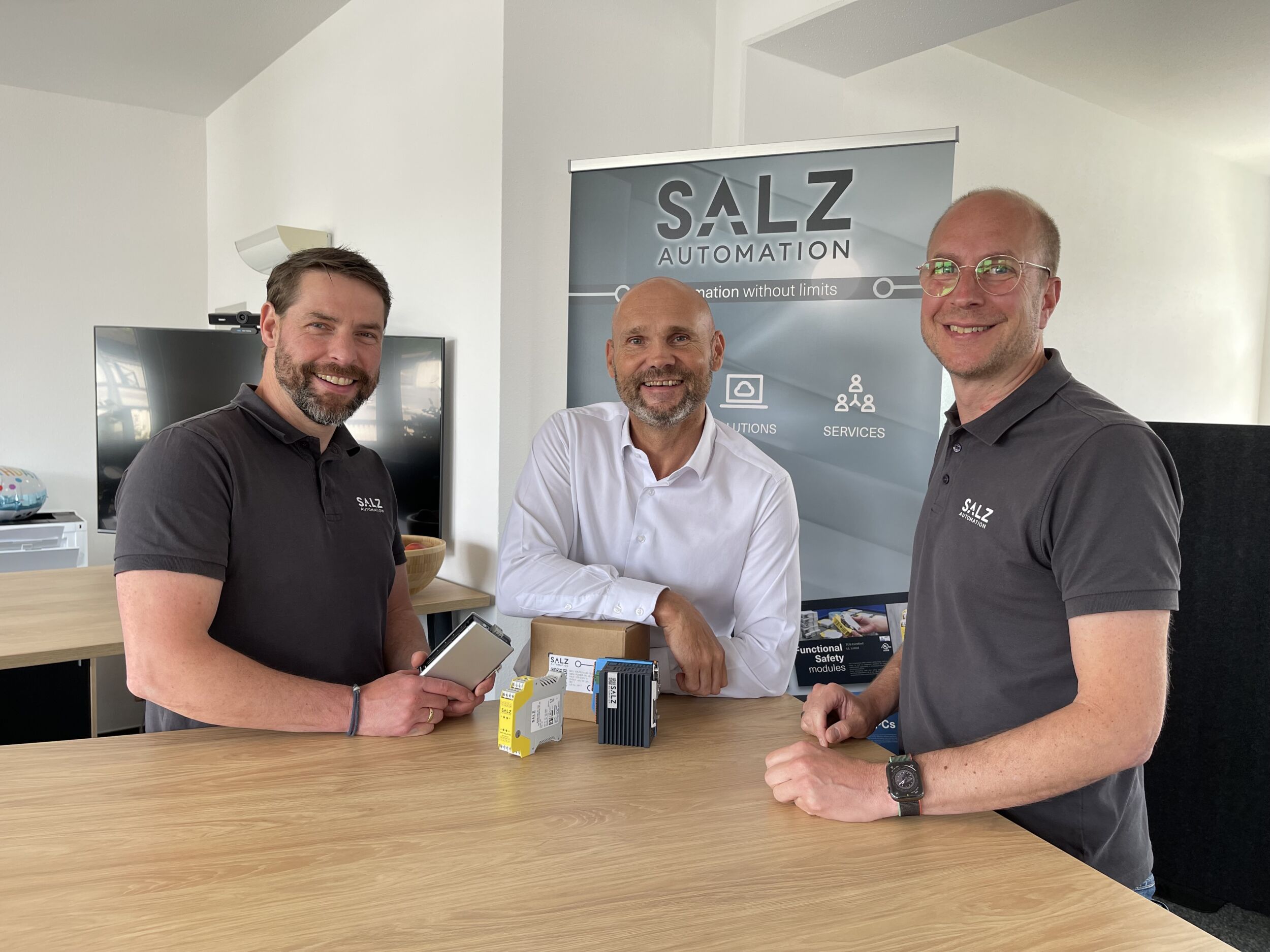 Dr. Thomas Holm, Frank Nolte und Thomas Hüttemeier im Gespräch beim Besuch von Salz Automation in Bad Salzuflen.
