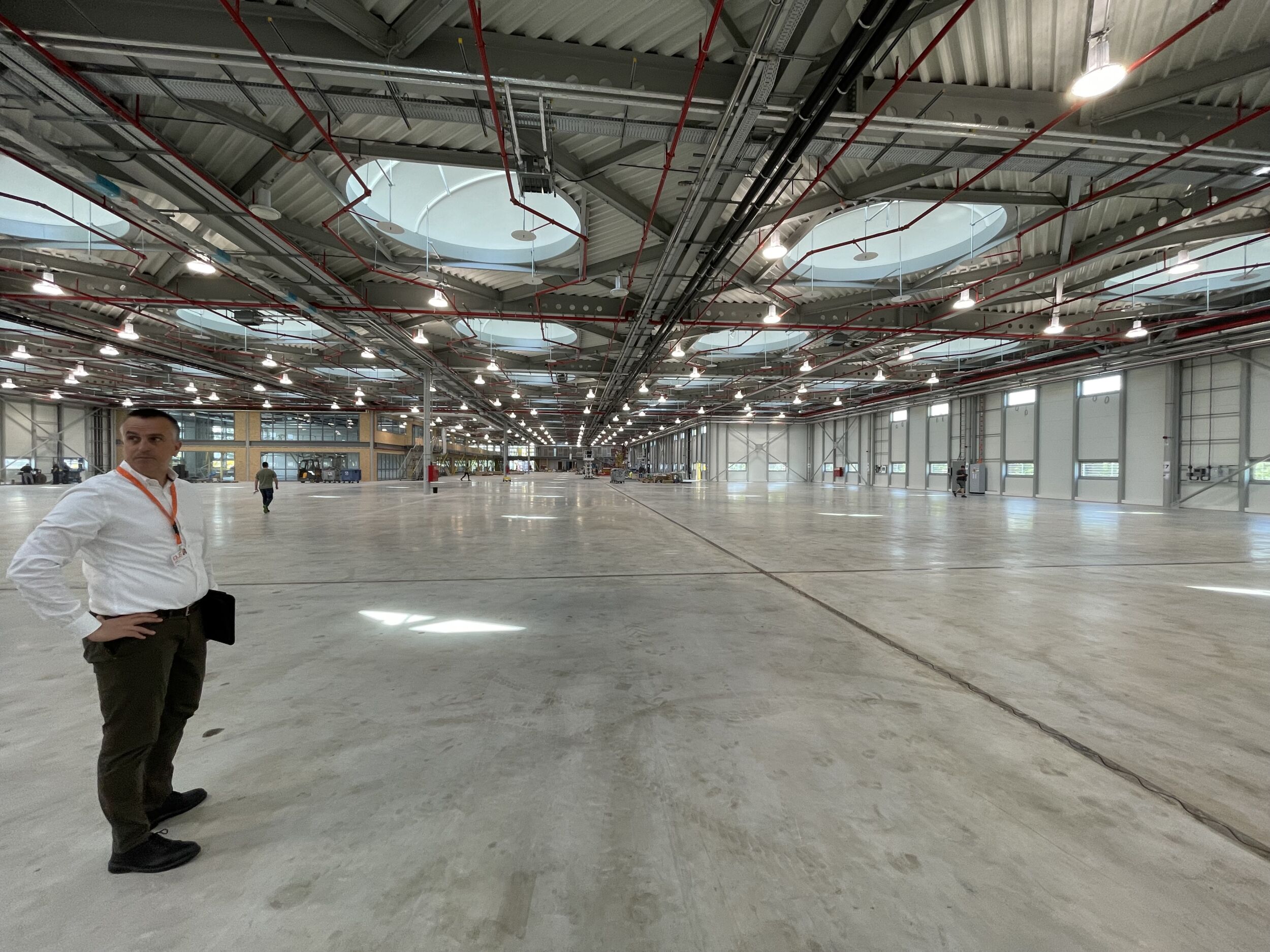 Garantieversprechen ausgeweitet 1 Der Neubau führt das offene und flexible Konzept der bestehenden Fabrik fort und bietet viel Platz.