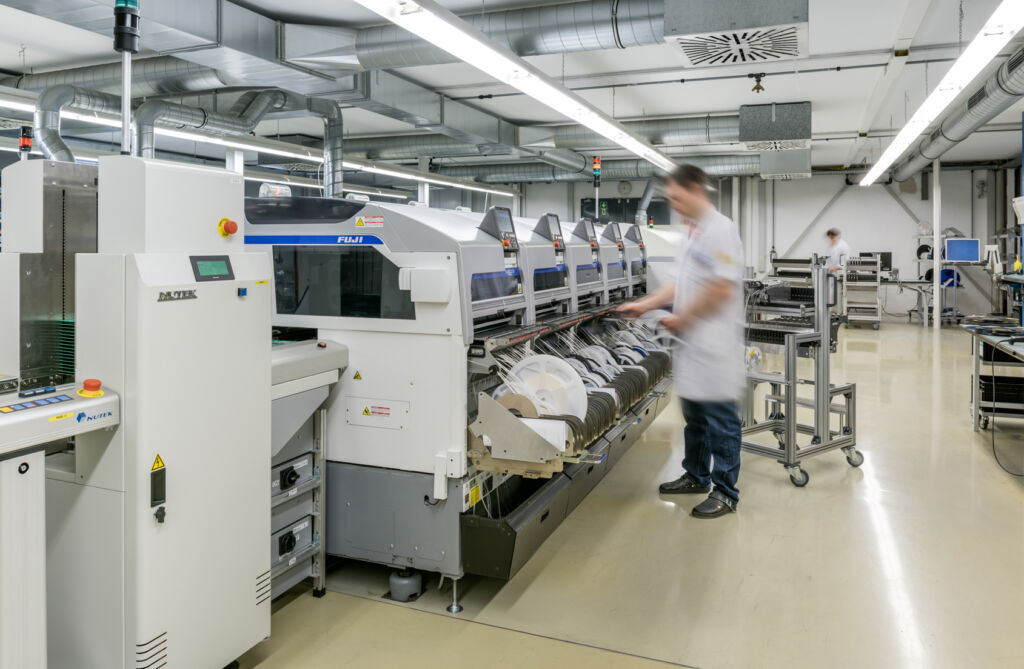 Amphenol übernimmt Lütze 1 Alle Lütze Firmen- und Produktionsstandorte bleiben erhalten.