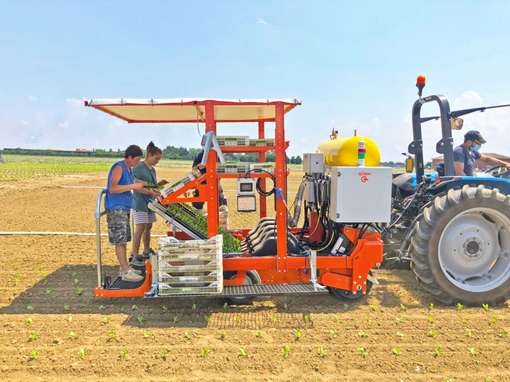 Pflanzen-Setzmaschine 4.0 2 Mehr Produktivität bei Presswürfel-Pflanzvorgängen mit
Sigmatek-Technik. Die Pflanzmaschine Qubik schafft bis zu 7.200 Pflanzen pro Stunde.