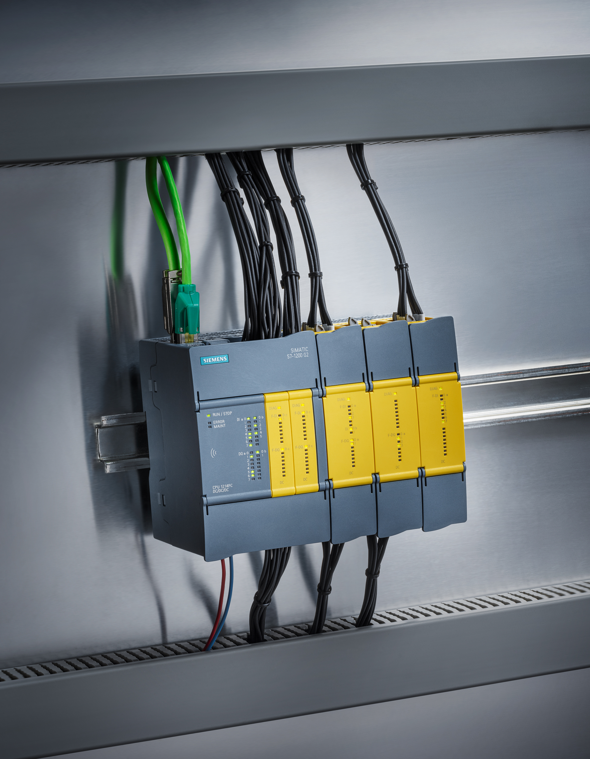 S7-1200, die Zweite! 5 Skalierbarkeit, Safety, Motion Control und Datentransparenz: Auf diese vier Eigenschaften hin hat Siemens die Simatic S7-1200 überarbeitet.