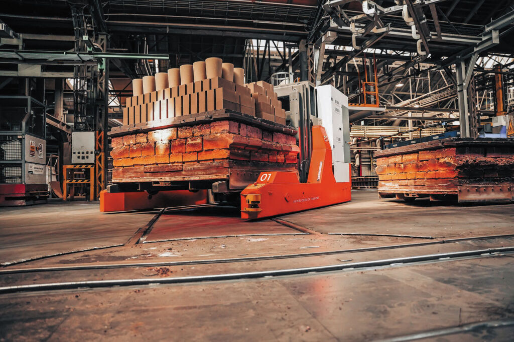 Maßgeschneiderte Automatisierungslösungen 1 Bei RHI Magnesita verbinden maßgeschneiderte Transportroboter eine Vielzahl von Funktionsbereichen.