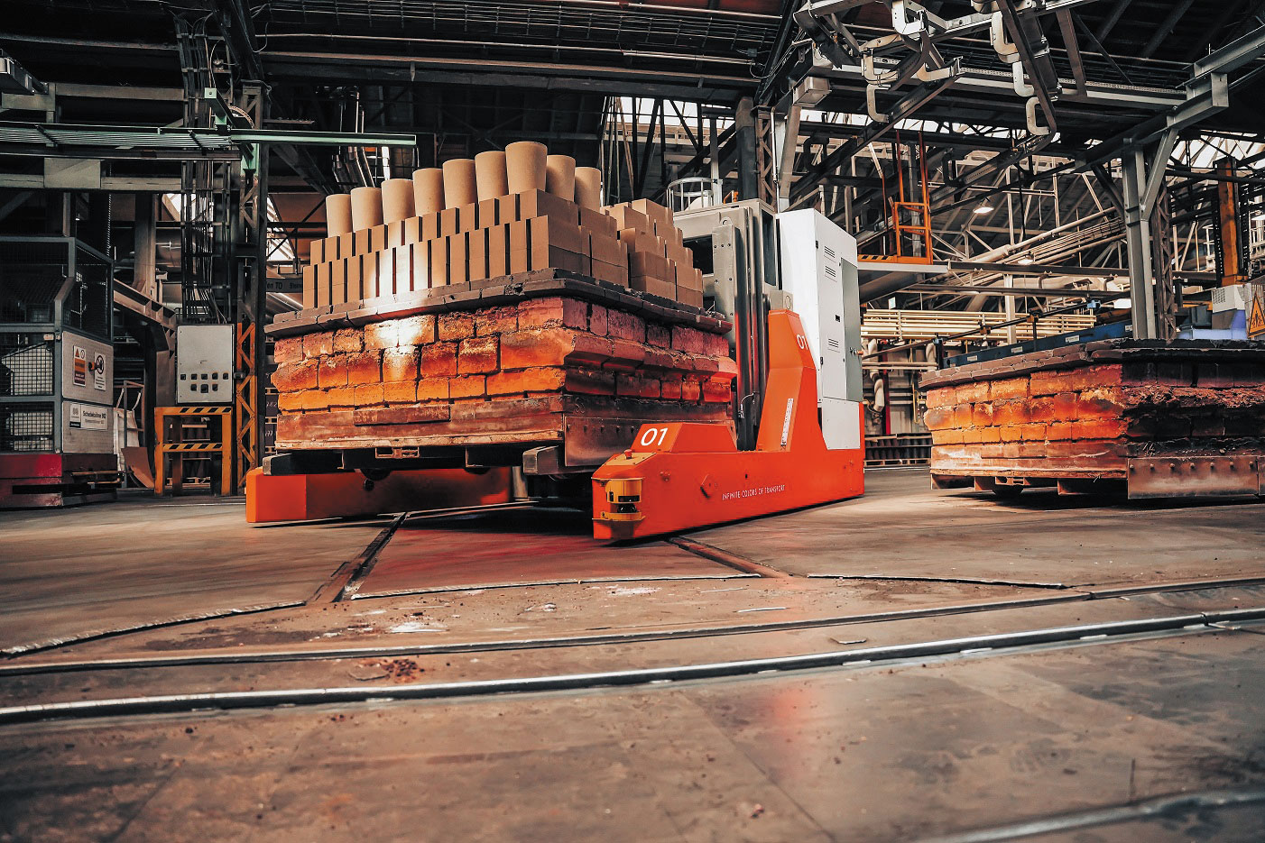 Bei RHI Magnesita verbinden maßgeschneiderte Transportroboter eine Vielzahl von Funktionsbereichen.