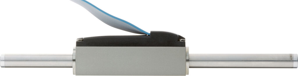 Die treibende Kraft der Kompaktautomation 3 Der Linearmotor ist an bis zu 20 Stellen in der Anlage eingebaut, zum Beispiel in Stoppeinheiten, also Schiebern, die den Materialfluss unterbrechen, oder und in Greifern.