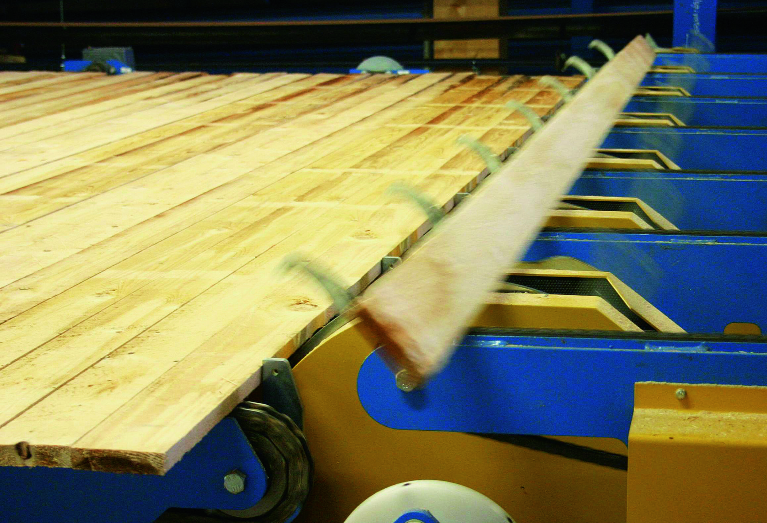 Automatisiert und sicher Holz bearbeiten