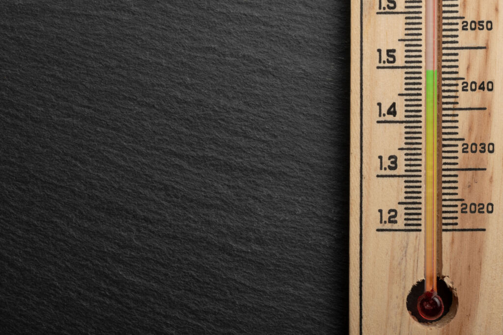 Nicht auf dem 1,5-Grad-Pfad 1 1.5 degree Paris Agreement concept a thermometer on a rock tabl