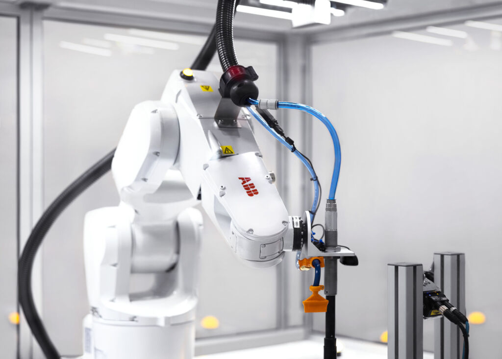 KI und Robotik in der Industrie 1 Der Robotic Item Picker ist durch eine Kombination aus Machine Vision und KI in der Lage, Artikel in unstrukturierten Umgebungen in Lagern und Fulfillment-Zentren genau zu erkennen und zu kommissionieren.