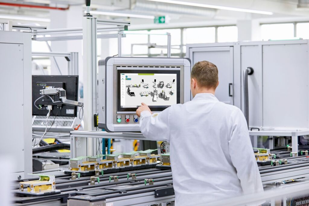 MOM macht die Fertigung digital 1 Die modulare Software-Plattform Moryx als Tool für Manufacturing Operations Management (MOM) vernetzt vorhandene IT- und OT-Strukturen.