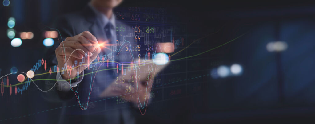 Cyberangriffe und Betriebsunterbrechung sind Top-Gefahren 1 Businessman touching on investment growth graph chart and analys 1