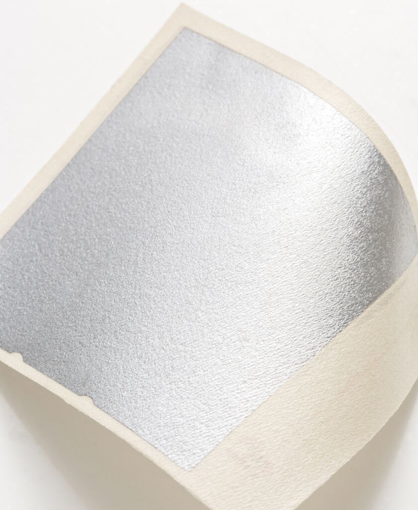 Ein Helm schützt vor Schwingungen 2 Die Piezo-Elektret-Folie ist geschäumt und mit Aluminium als Kontaktschicht bedampft. Wird sie durch einwirkende Beschleunigungskräfte verformt, gibt sie Spannung ab, die vom System als Signal aufgenommen wird.