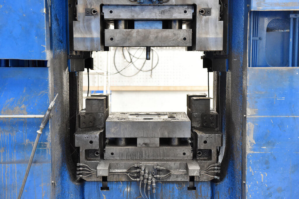 Lohnt sich ein Retrofit? 1 Retrofit statt Neuanschaffung: Für Unternehmen kann es sich lohnen, alte Maschinen wie diese Schmiedepresse mit neuen Sensoren auszustatten.