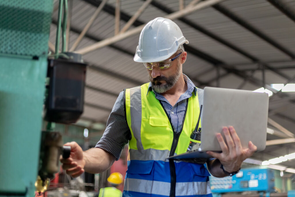 Was für Fertiger wichtig werden könnte 1 Industrial man man engineer wear uniform and helmet using laptop
