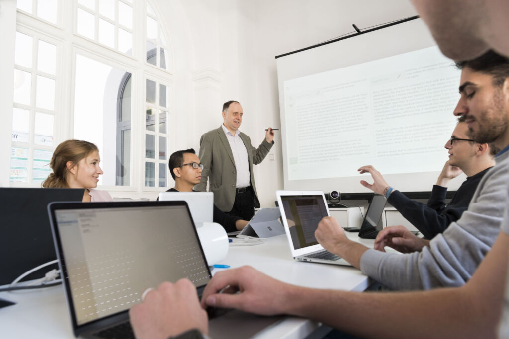 Schneller lernen und arbeiten 1 Lecture Translator
Zu sehen sind Studierende, Doktoranden und PostDocs, sie diskutieren die aktuelle Forschung, die nächsten Schritte und Themen, die erforscht werden müssen.
In der Besprechung wird der Lecture Translator, Deep Lerning und Fragen zu
