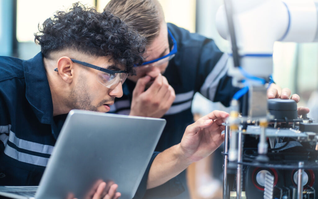 Förderung neu ausrichten, Effektivität maximieren 1 Mechanical engineering team working in robotic technology lap fo 2