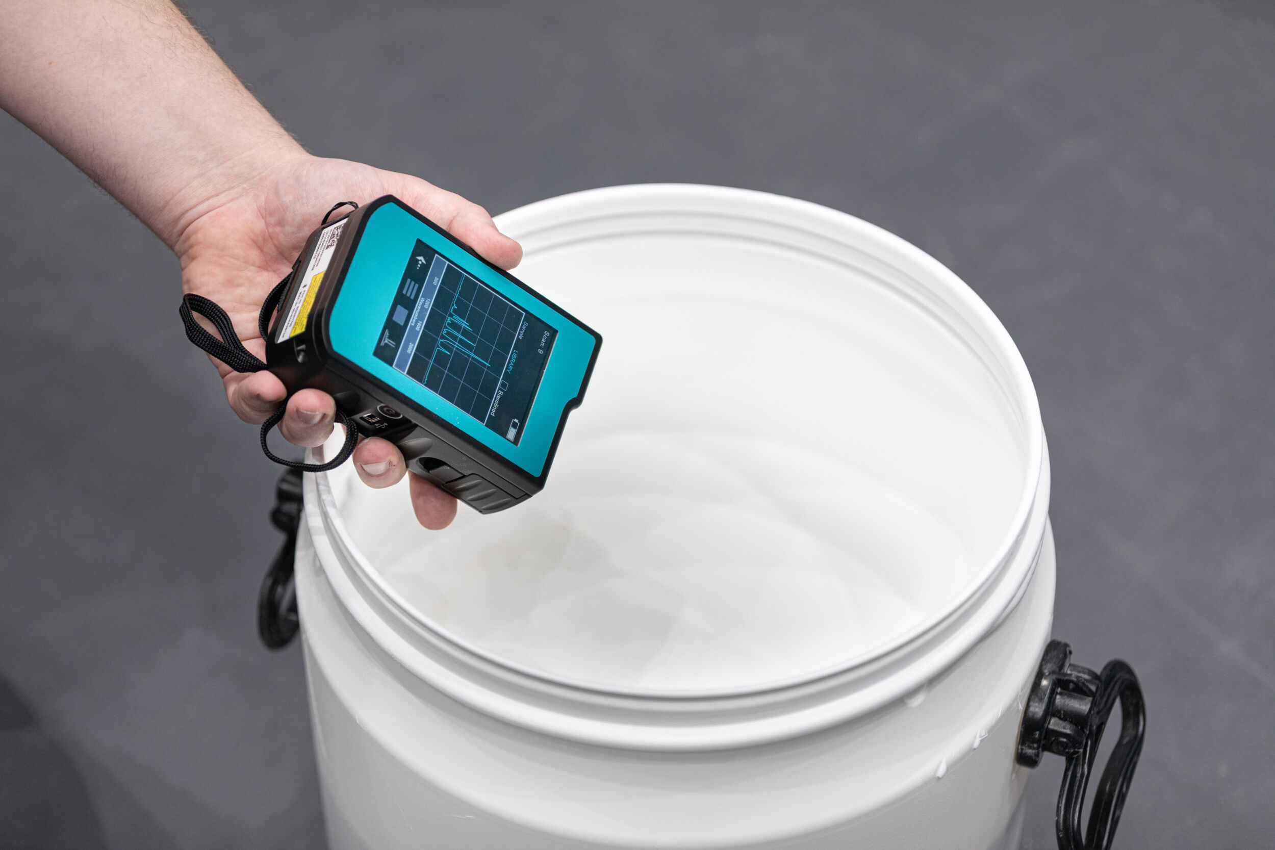 Mobiles Messgerät prüft Pulver in Sekundenschnelle 5 Mobiles Messgerät prüft
Pulver in Sekundenschnelle