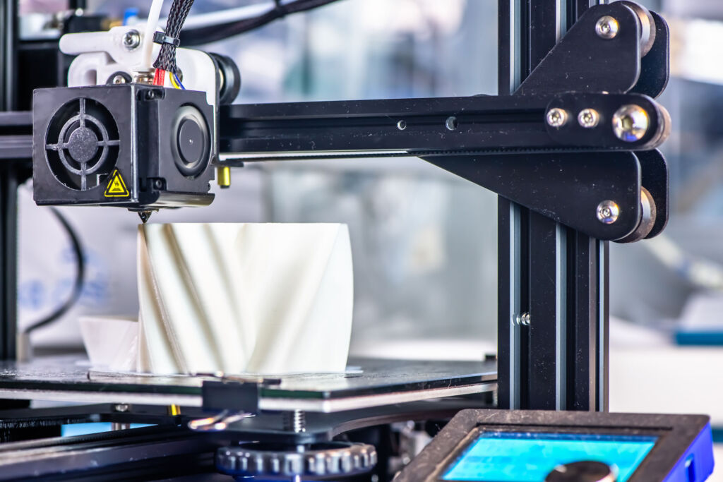 Schicht für Schicht zu mehr Ressourceneffizienz 1 The 3D printer prints the model out of white plastic