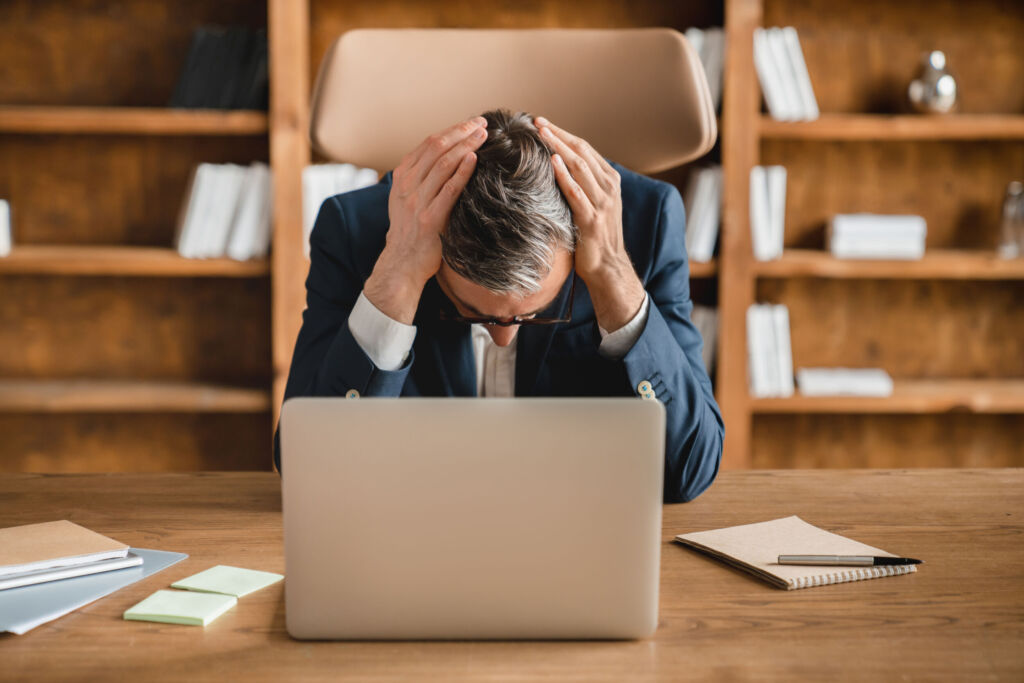 Wenn Daten überfordern 1 Tired exhausted depressed overworked businessman ceo boss freelancer having working problems issues deadline headache migraine being fired in office working on laptop