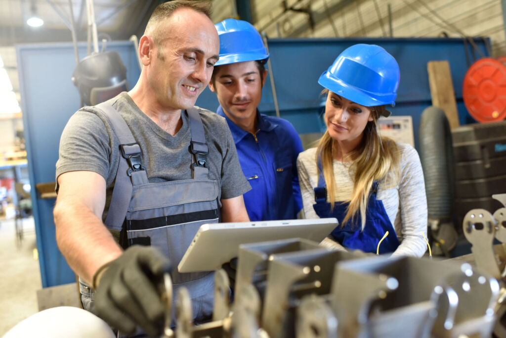 Protolabs-Studie: Traditionelle Ansichten sind Hemmnis für Innovationskraft in Deutschland 1 Young people in metallurgy training class
