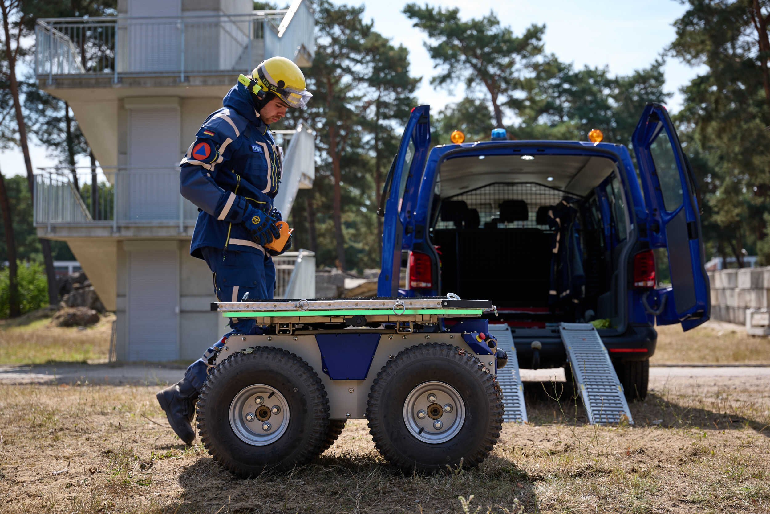 Helfer auf dem Trümmerfeld