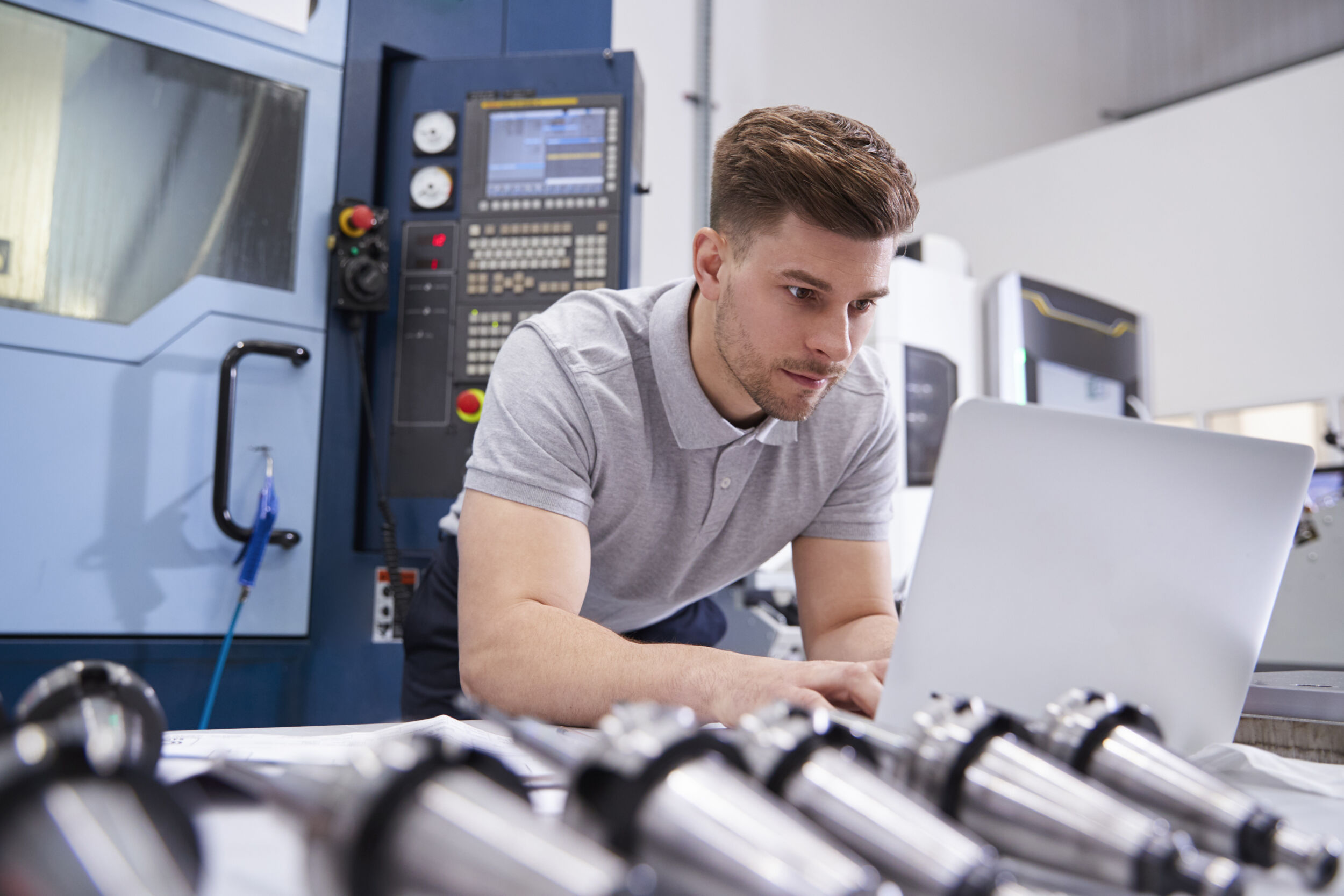 SPS-Programmierer gesucht 8 Male Engineer Using CAD Programming Software On Laptop