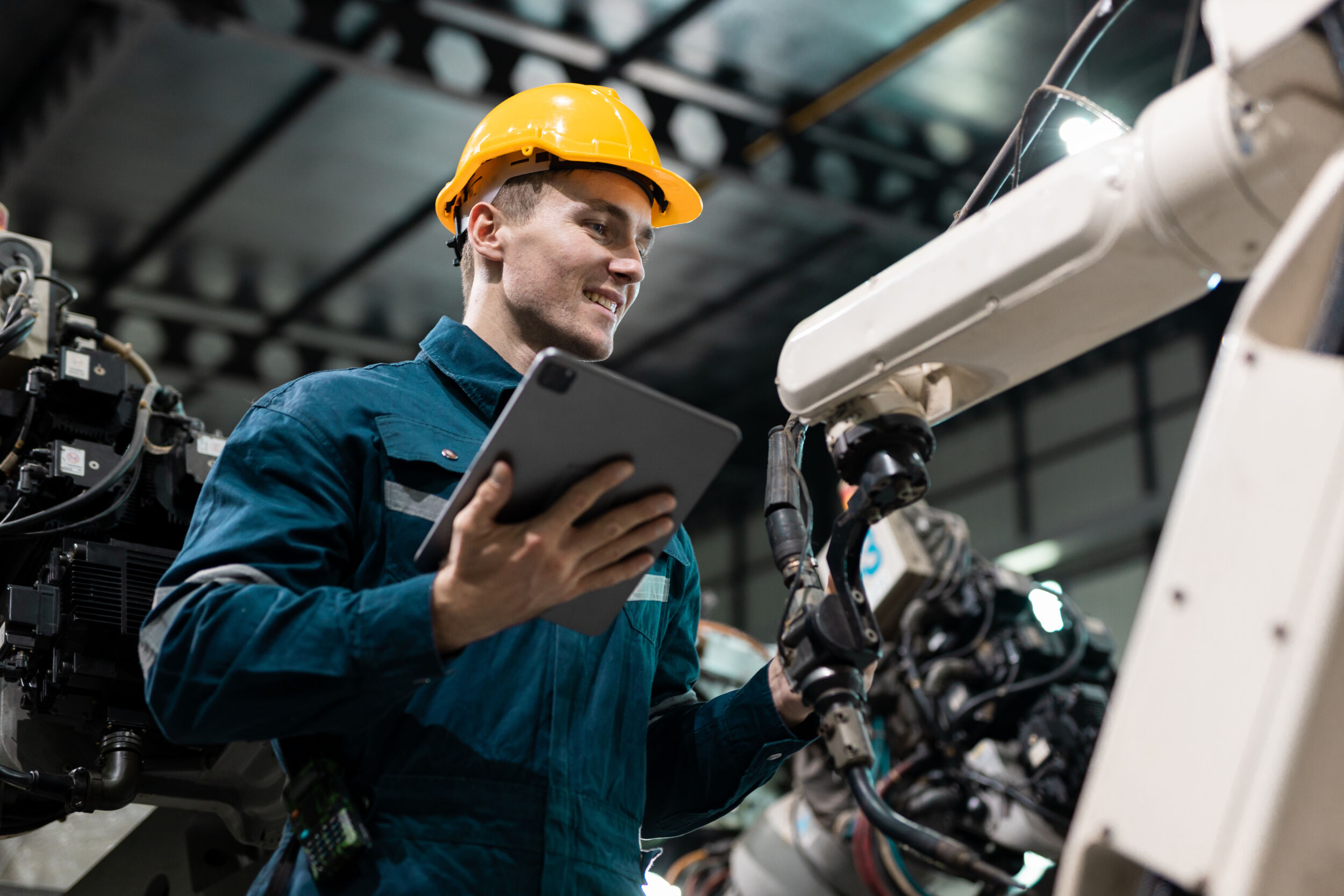 Fraunhofer ISI untersucht den Einfluss menschenzentrierter Wertschöpfung 8 Robotic engineer automatic mechanic checking quality system of a