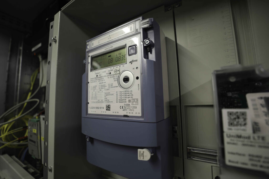 Mit Microgrids bis zu 80 Prozent Eigenversorgung 1 Am Netzanschlusspunkt wird die Verbindung mit dem öffentlichen Netz herstellt. Der Netzbetreiber stellt durch seine Vorgaben sicher, dass eine PV-Anlage keine Belastung für das Energienetz hinter diesem Anschlusspunkt darstellt.