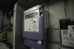 Mit Microgrids bis zu 80 Prozent Eigenversorgung 10 Am Netzanschlusspunkt wird die Verbindung mit dem öffentlichen Netz herstellt. Der Netzbetreiber stellt durch seine Vorgaben sicher, dass eine PV-Anlage keine Belastung für das Energienetz hinter diesem Anschlusspunkt darstellt.