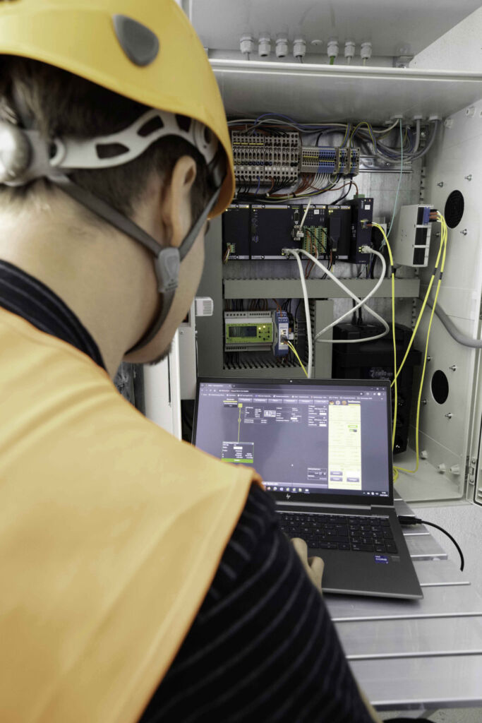 Mit Microgrids bis zu 80 Prozent Eigenversorgung 2 Per Fernzugriff auf eine Visualisierung können über einen Internet-Browser unter anderem Topologien, Signalflüsse und Diagramme angezeigt sowie Sollwerte gesetzt werden.