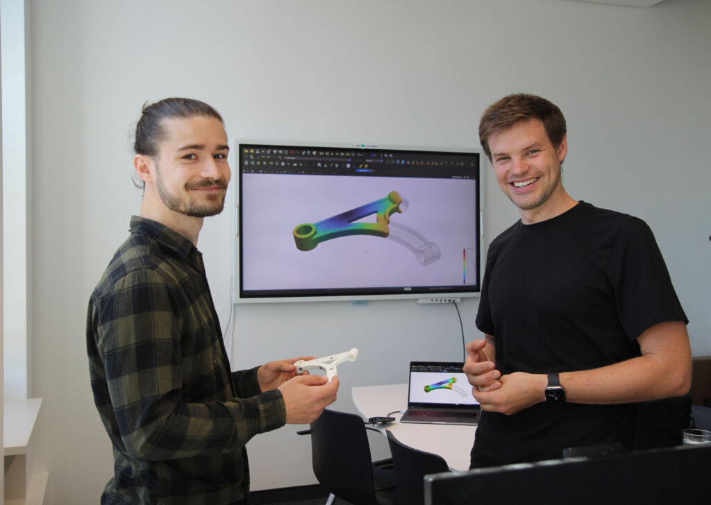 Nils Meyer (r.) und Projekt-Mitarbeiter Julian Greif entwickeln ein KI-Tool, um die Bauteilentwicklung im Spritzguss zu optimieren.