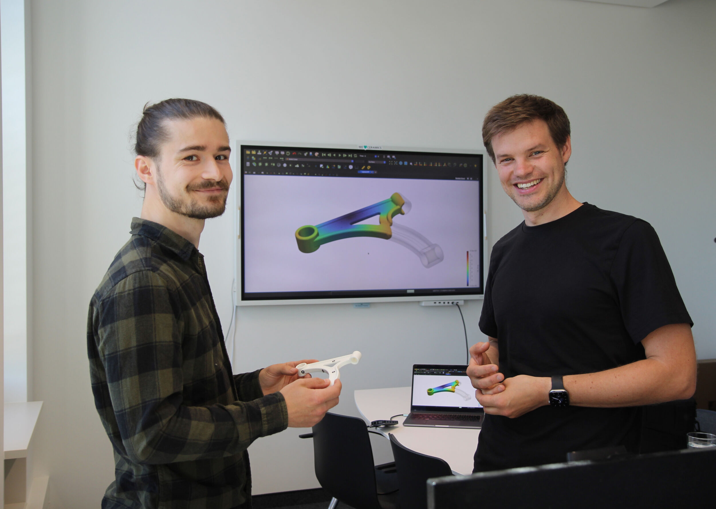 Schneller zum passenden Spritzguss-Bauteil 6 Nils Meyer (r.) und Projekt-Mitarbeiter Julian Greif entwickeln ein KI-Tool, um die Bauteilentwicklung im Spritzguss zu optimieren.