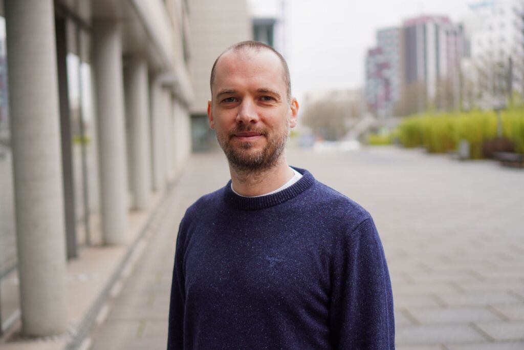 Wie die SmartFactory-KL die Fabrik der Zukunft neu denkt 4 "Die SmartFactory-KL implementiert solche agentenbasierten Systeme aktiv in der eigenen Modellfabrik."
Dr. Henning Gösling, SmartFactory-KL