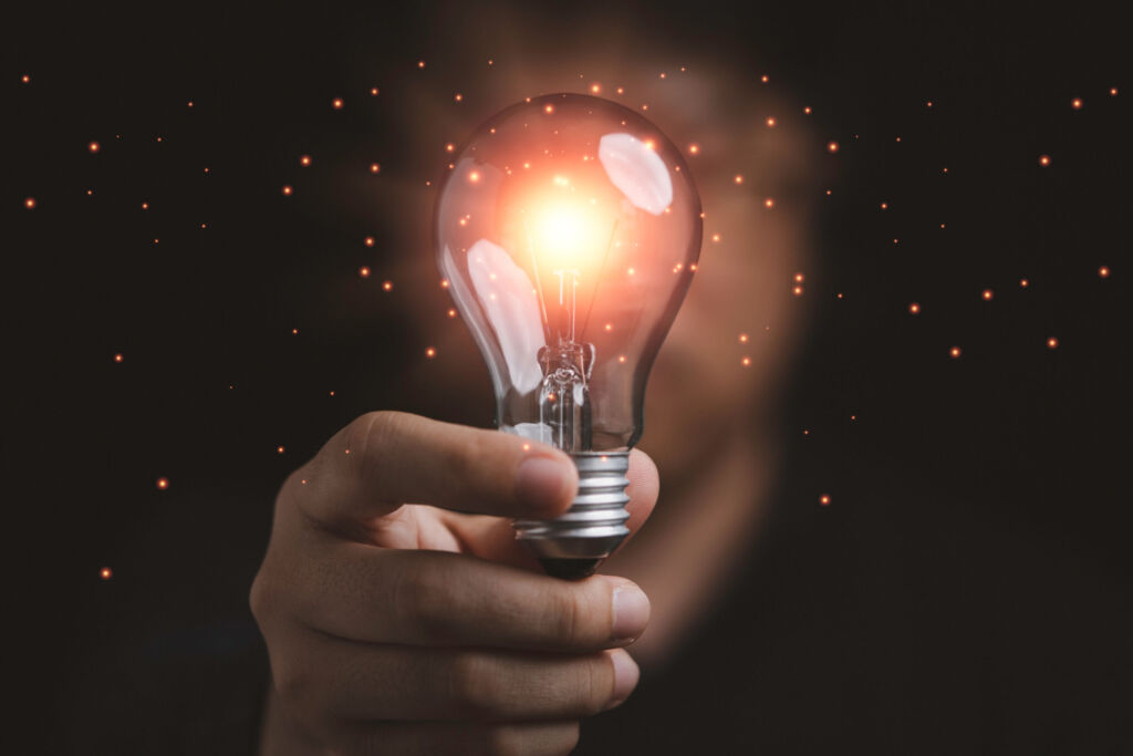 Sieben deutsche Städte und Regionen unter den Top100-Innovationsclustern 1 Businessman holding glowing lightbulb to creative smart thinking