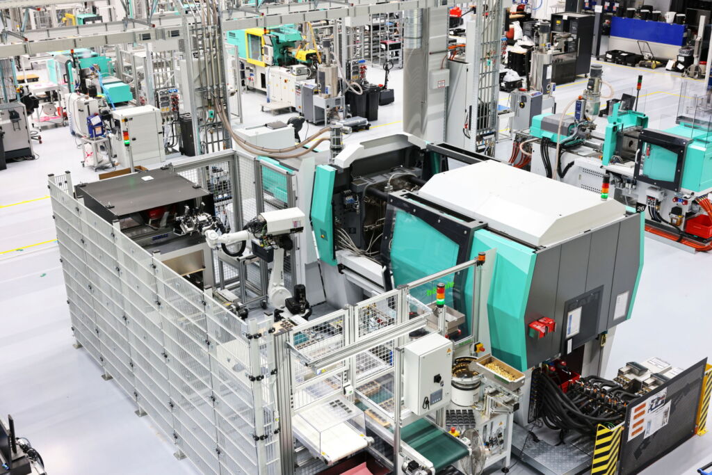 Qualität und Energieeffizienz im Spritzguss verbessern 3 Kunststoffspritzgussmaschine inklusive Roboter für das Handling der Formteile.