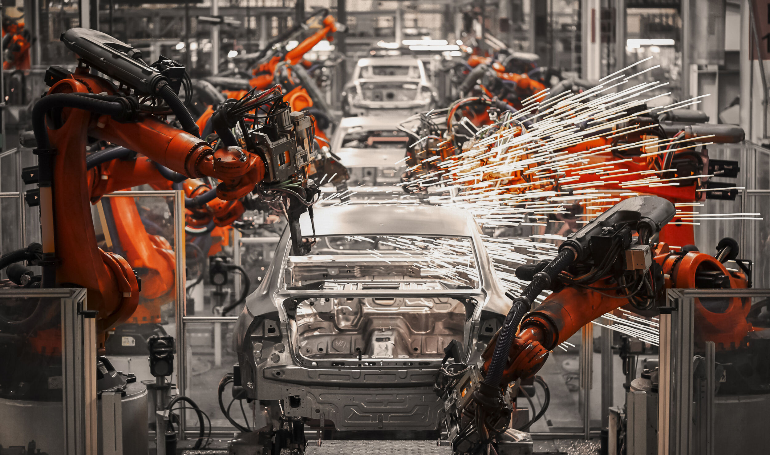 Automobilstähle nachhaltiger herstellen 2 The robotic arm of the car production plant is working