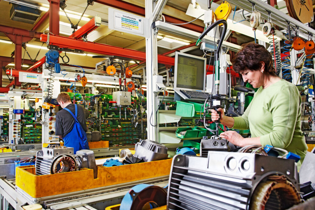 Webinarhinweis: Connected Worker statt Fachkräftemangel 1 final assembly of electric motors by skilled industrial workers