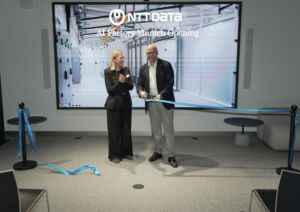 Bayerns Digitalminister Dr. Fabian Mehring eröffnet gemeinsam mit Anne-Sophie Lotgering von NTT Data die neue NTT Data AI Factory Munich.