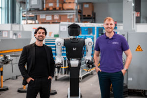 Melvin Schwarz, CEO Nucleus Robotics (links) und Julian Ruwe, Teamleiter Vetriebsinnendienst RBTX (rechts).