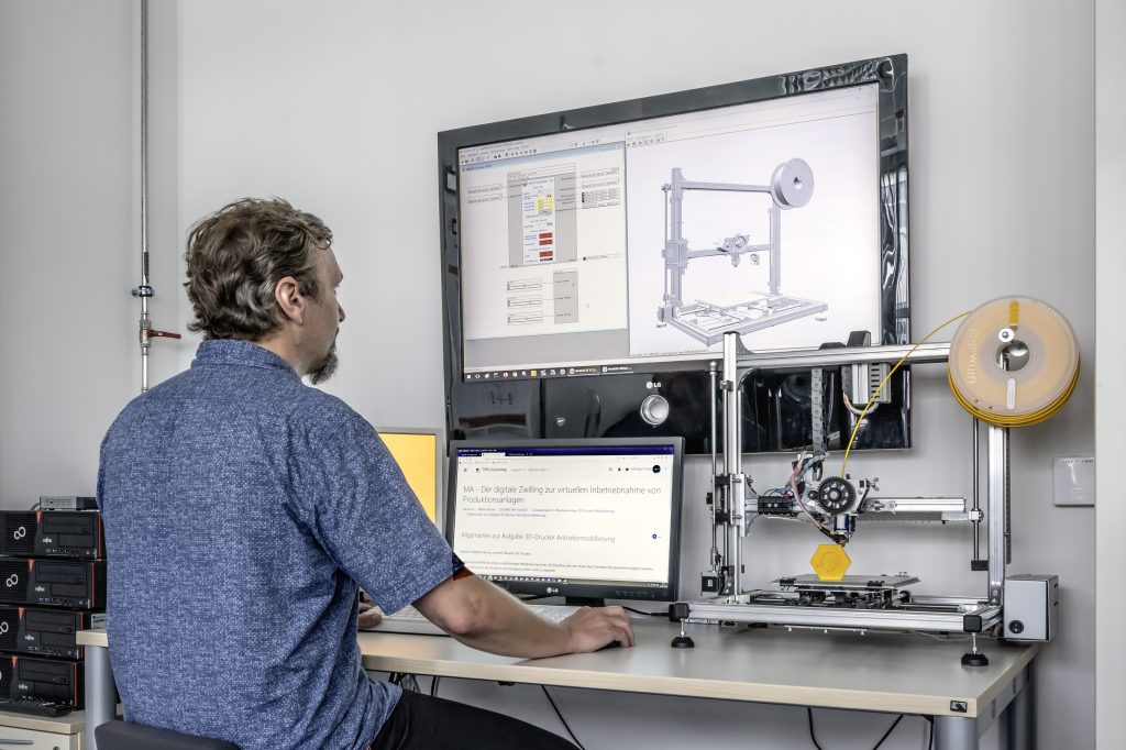 Lernen und forschen mit dem digitalen Zwilling 3 Nur die Betreuerinnen und Betreuer sind vor Ort im Labor und unterstützen die Studierenden bei der Lösung der gestellten Aufgaben