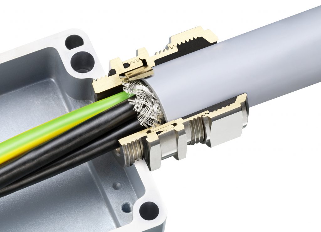 Kompakte Kabelverschraubung für hohe Ableitströme 1 Die Kabelverschraubung Progress EMV PowerCONNECT ist von AGRO speziell für EMV-Anwendungen konzipiert und mit einer neuartigen fortschrittlichen Presshülse ausgestattet worden, die eine konzentrische 360°-Schirmkontaktierung auf kleinstem Raum gewährleistet.