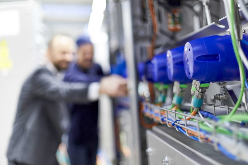 Leistungsfähiges Antriebskonzept 2 Montiert sind die Antriebe auf einer Maschinenplatte, die die Aktuatorköpfe und die Verkabelung von der Prozessseite der Maschine trennt, auf der die Lachse geschlachtet werden.