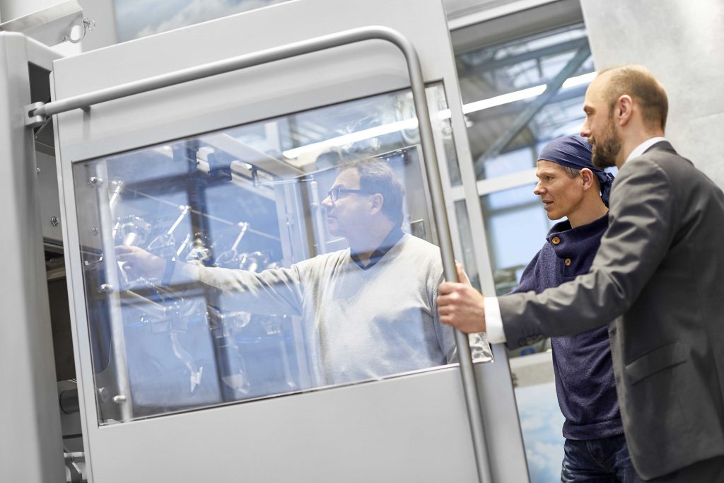 Leistungsfähiges Antriebskonzept 4 Die Servoantriebstechnik ist im Falle eines Falles leicht zugänglich und Plug and play austauschbar. (v.l.n.r. Andreas Dann, Entwicklungsingenieur, Carsten Paulsohn, R&D (beide BAADER) und Mario Bürger, Vertriebsingenieur bei WITTENSTEIN vor der BAADER 144)