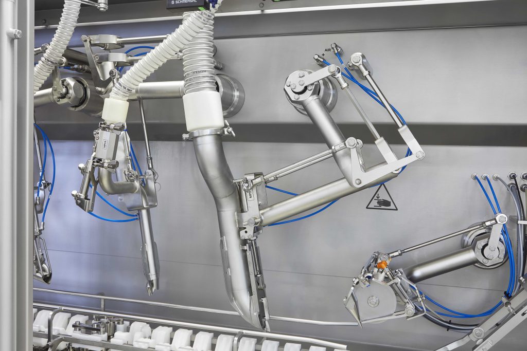 Leistungsfähiges Antriebskonzept 3 Die TPM+ ermöglichen es, die Werkzeuge entsprechend der Lachskontur dynamisch in der Höhe zu verfahren und gleichzeitig den Sauger und Kratzer während des Vorschubes des Fisches durch die Maschine mitfahren zu lassen.